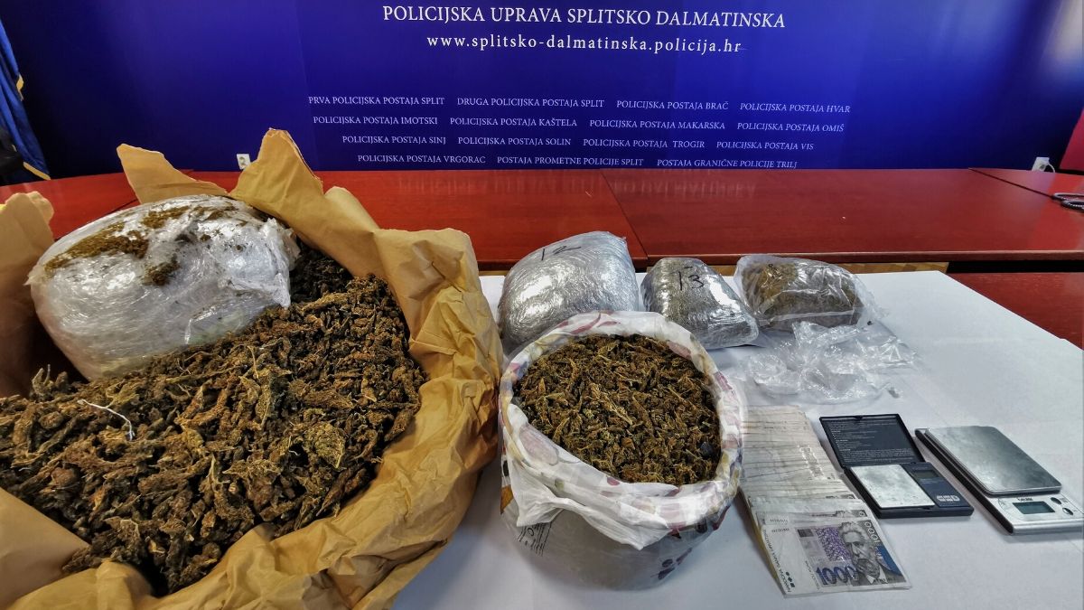 Uhvatili splitskog dilera, u stanu mu našli hrpu trave i 33 tisuće kuna